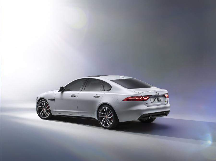  Jaguar XF S AWD 2015 года  (фото 2 из 43)